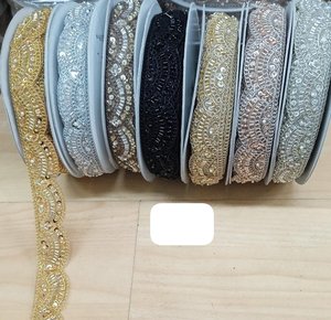 ผ้าลูกไม้ปักลายโลหะหรูหราสีทองเงิน ประดับด้วยกลิตเตอร์ลายดอกไม้ เป็นมิตรกับสิ่งแวดล้อม เหมาะสำหรับชุดแต่งงาน ชุดส่าหรี และเสื้อผ้า - Product Image 5