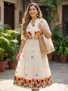 Kurti prêt-à-porter en soie Georgette brodée multicolore, style occidental, motif floral imprimé, longueur genou, pour usage quotidien - Product Image 3