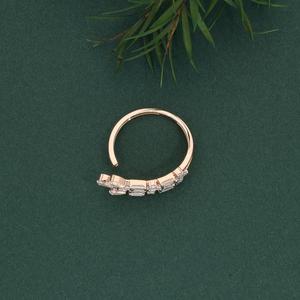 แหวนหมั้นโรแมนติกประดับเพชรโมอิสซาไนต์ทรงบริลเลียนต์คลาสสิกจาก AMBER JEWELS รับรองโดย IGI ชุบโรเดียม เงินแท้ 925 ประดับแบบ Pave Setting - Product Image 4