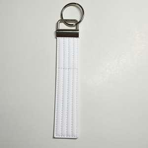 Porte-clés en cuir blanc avec anneau métallique, design durable - Product Image 1