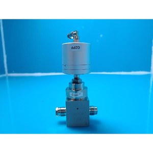 Válvula de Diafragma Neumática FUJIKIN 316L 499561 Usada Como Pieza de Repuesto para Equipos Legacy Semiconductor - Product Image 3