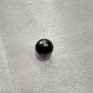 Un spécialement noir de couleur noire, mesurant 13 mm, orné de paillettes dorées, dégage une élégance enchanteuse et une beauté éblouissante. - Product Image 1