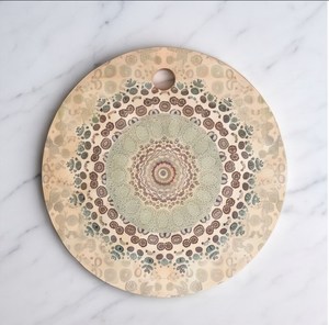 Tabla de Cortar Redonda Multifuncional de Madera con Patrón Decorativo de Mandala y Orificio para Colgar - Product Image 1