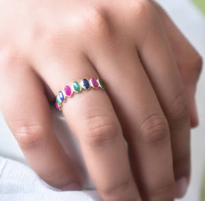 Anillo de gemas naturales múltiples de rubí, esmeralda, zafiro y diamante Regency Garland en oro de 14k. - Product Image 5