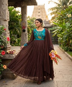 Robe élégante en mousseline de rayonne à manches longues et col rond, avec broderie florale faite à la main, pour toutes les saisons DHANLAXMI - DS31 86756 - Product Image 2