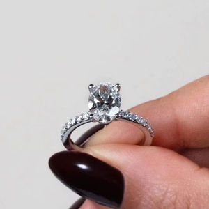 แหวนหมั้นเพชรทรงรีเจียระไนแบบบริลเลียนท์ 1.00 กะรัต เพชรเลี้ยงในห้องปฏิบัติการ ดีไซน์หรูหรา ตัวเรือนทองคำแท้ 18K/14K/10K ประดับเพชรแบบปาเว่ เรียบง่าย สวยงาม เหมาะสำหรับเจ้าสาว - Product Image 1