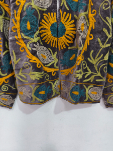 Chaqueta corta informal de terciopelo bordado Suzani para mujer, transpirable, artesanal, de algodón, con un diseño elegante. - Product Image 3