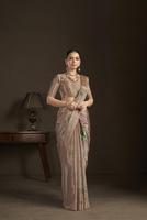 Sari de luxe RN traditionnel prêt-à-porter avec chemisier cousu en crêpe de soie imprimé numérique floral, idéal pour les fêtes et mariages indiens, séchage rapide, vente en gros