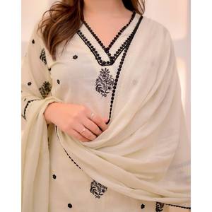 Hermoso Conjunto Indio y Pakistaní de Top, Pantalón y Dupatta para Fiestas - Product Image 2