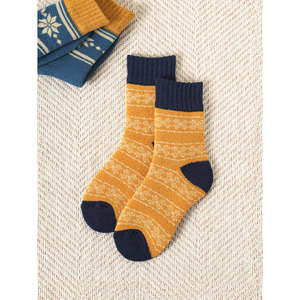 Calcetines de invierno estampados para mujer en amarillo - Product Image 1