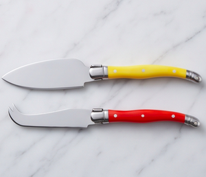 Juego de cuchillos para queso de acero inoxidable de 2 piezas con mangos amarillos y rojos, esparcidor de queso y gancho para queso duro - Product Image 1