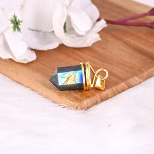 Pendentif crayon en labradorite naturelle, pointe de cristal enveloppée de laiton, bijou en pierre précieuse - Product Image 3