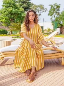 Elegante caftán de algodón a rayas blanco amarillo mostaza con abertura lateral largo ajuste libre natural teñido liso lavable para cualquier ocasión - Product Image 2