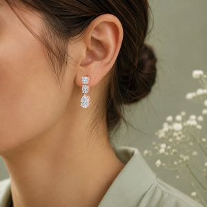 Pendientes colgantes de plata de ley 925 con tres piedras brillantes y corte cojín |   Diamantes Ovalados de Corte Pera Cultivados en Laboratorio, Circonia Cúbica, Certificados por IGI - Product Image 2