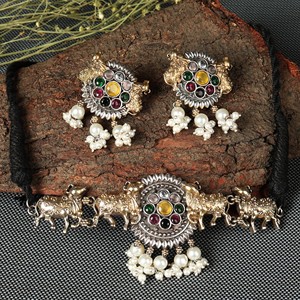 Parure de collier de mariée bicolore en argent oxydé et or avec motif vache, pierres multicolores et perles pendantes – Bijoux de mariage traditionnels - Product Image 3