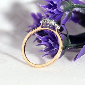 แหวนหมั้นเพชรโมอิสซาไนต์ทรงรีสีน้ำเงินสดใส ประดับด้วยเฮโล ชุบทองคำขาวและโรเดียมสองสี เงินแท้ 925 ของขวัญสุดคลาสสิกสำหรับงานแต่งงานและงานเลี้ยง - Product Image 4