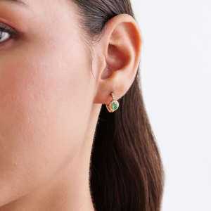 Boucles d'oreilles mini créoles en or jaune 14 carats massif, serties d'émeraudes et de diamants, design classique raffiné, pour un usage quotidien, bijoux personnalisés. - Product Image 2