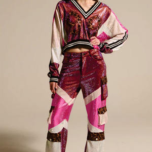 Jersey de Fútbol Americano Personalizado con Pedrería para Mujer, Top Corto con Cuello en V, Diseño Personalizado, Venta al Por Mayor OEM - Product Image 5