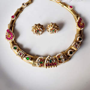 Collar Elegante con Diseño Único en Kundan Dorado Mate y Aretes con Base de Latón Disponible a un Precio Competitivo - Product Image 1