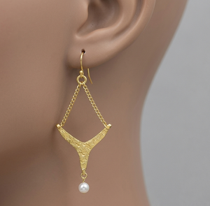 Pendientes Colgantes en Forma de Y Hechos a Mano con Latón Texturizado, Perlas Simuladas, Resistentes al Deslustre, Acabado Dorado de Poliuretano, Regalo para Mujer - Product Image 1