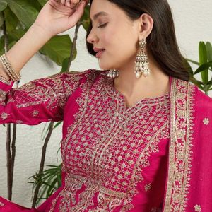 Conjunto de top y pantalón de chinon rosa premium bordado con elegante dupatta de chinon, completamente cosido, para fiesta, de Royal Export. - Product Image 3