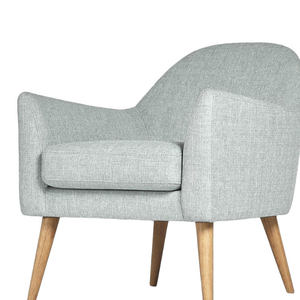Un fauteuil d'intérieur avec un revêtement gris clair, des pieds en bois inclinés et un design moderne. - Product Image 3
