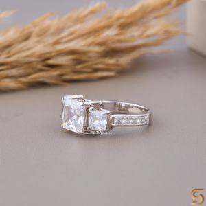 Anillo de Compromiso con Tres Piedras de Moissanita Corte Princesa, Engaste de Garras, Diseño Elegante y Atemporal para Boda - Product Image 4