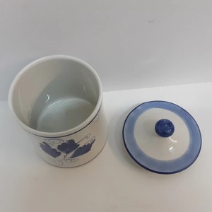 Pot de rangement en céramique bleu à motifs floraux avec couvercle, récipient hermétique pour aliments, organisateur de comptoir de cuisine durable, design élégant - Product Image 2