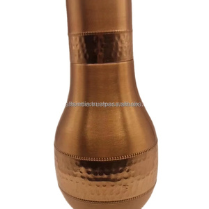 Bouteille d'eau en cuivre élégante de l'Inde Avantages de guérison anciens avec un design moderne Idéal pour l'hydratation et le bien-être quotidiens - Product Image 1