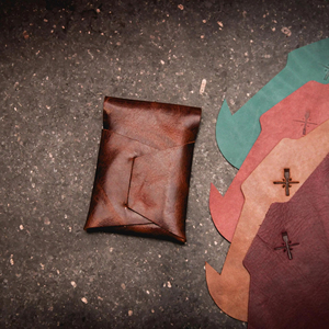 Portefeuille fin en cuir pleine fleur fait main, sans coutures, porte-cartes minimaliste, design sans soudure pour hommes LSSW-0021D - Product Image 1