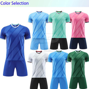 Ensemble de tenue de football pour hommes léger et respirant, maillot et short parfaits pour les entraînements et les matchs, coupe confortable, matière durable - Product Image 4