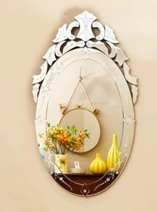 Elegante Espejo de Cristal Veneciano con Grabados Florales Ornamentales, Bordes Biselados y un Encanto Vintage Sofisticado - Product Image 1