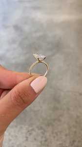 Anillo de Compromiso con Diamante Cultivado en Laboratorio de Corte Radiante de 4 Quilates, Certificación IGI, Piedras Laterales Blancas |   Anillo de Boda de Lujo Chapado en Oro de 18K | - Product Image 6