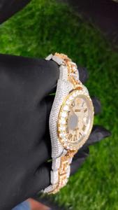 Reloj de lujo automático con diamantes y cristal de zafiro para hombre, diseño único, para uso formal, disponible para la venta. - Product Image 2