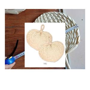 Éventail artisanal vietnamien en jonc de mer, éventail tissé en feuilles de palmier naturelles pour la décoration de mariages, de fêtes et événements, et comme article cadeau - Product Image 6