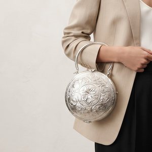 Bolso de mano redondo de metal hecho a mano, grabado en tono plateado, con asa de anillo y cierre de bisagra, tipo clutch de noche para fiesta, venta al por mayor India - Product Image 1