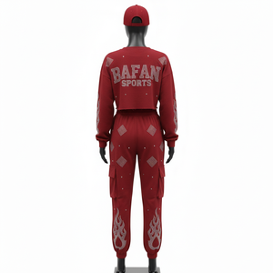 Conjunto de mujer de alta calidad en algodón, poliéster y forro polar de 280 GSM, camiseta corta y pantalón color granate con logo de cristal termotransferible. - Product Image 2