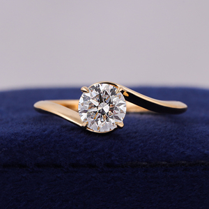 Bague de fiançailles en or jaune 18 carats avec diamant de laboratoire rond de 1,5 carat, sertie en clos - Product Image 1