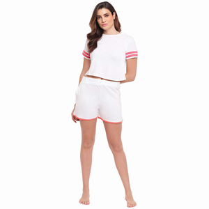 Ensemble de sport blanc 2 pièces pour femmes, haut court à manches courtes avec rayures roses et short assorti, vêtements de printemps et d'été - Product Image 4