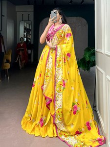 Lehenga très tendance en tissu georgette fleuri avec un imprimé élégant et une belle blouse brodée à la main - Product Image 1