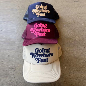 Casquette de camionneur verte avec logo « Going Nowhere Fast » brodé rose, casquette en maille unisexe, style décontracté, ajustement réglable, à porter au printemps et en été - Product Image 6