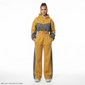 Conjunto Deportivo de Dos Piezas para Mujer, Sudadera Corta con Cierre y Bloques de Color Mostaza, Pantalones Deportivos Anchos con Detalles de Pedrería - Product Image 1