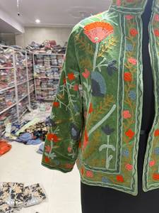 Chaqueta de terciopelo verde con bordado floral y cuello mandarín para mujer, ropa de otoño, manga larga, diseño elegante, regalo para ella. - Product Image 4