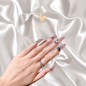 Uñas Acrílicas Stiletto Rosas con Adorno de Cristal, Diseño Elegante con Brillo - Product Image 6