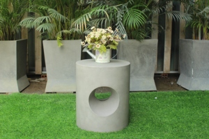 Table d'appoint extérieure minimaliste en béton avec découpe circulaire pour jardin ou terrasse - Product Image 3