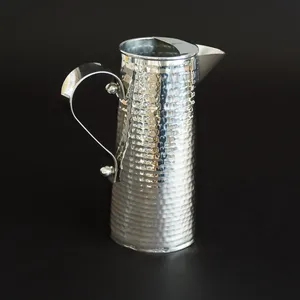 Carafe en métal contemporaine, faite à la main, de qualité supérieure, pour la décoration moderne des restaurants, hôtels et salles à manger, service de chambre d'hôtel de luxe - Product Image 1