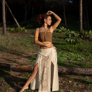 Top court en coton bohème avec design style corset et bretelles réglables, idéal pour les tenues d'été et les festivals - Product Image 1