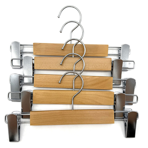 Cintres en bois de qualité supérieure, logo personnalisable et crochets métalliques, commandes sur mesure acceptées, pinces à pantalon antidérapantes sur mesure. - Product Image 4