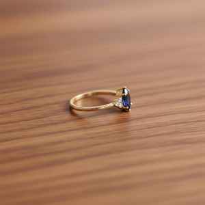 Anillo de Cuarzo Azul Marquesa con Zafiro y Acentos de Circonita, Anillo de Promesa de Plata de Ley 925 con Baño de Oro de 14K, Joyería - Product Image 2