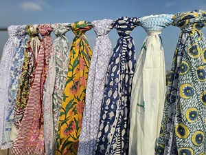 ผ้าซิ่นพิมพ์ลายบล็อกทำมือจากผ้าฝ้าย ผ้าพันคอชายหาดลายดอกไม้สำหรับผู้หญิง ผ้าคลุมไหล่แบบเบาสบายสำหรับฤดูร้อน สไตล์โบโฮ - Product Image 5